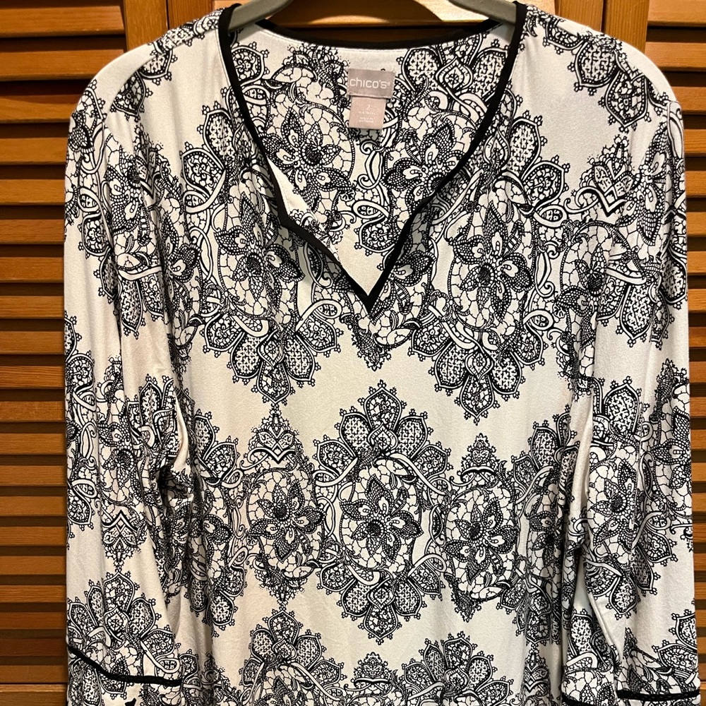 WOMENS CHICO’S 2/L DETAIL TOP